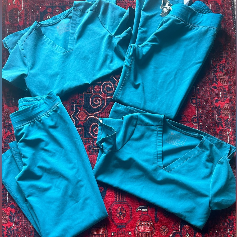 (2) XS FIGS CARIBBEAN BLUE TOP w/2 POCKETS and (2) S FIGS CARIBBEAN BLUE PANTS